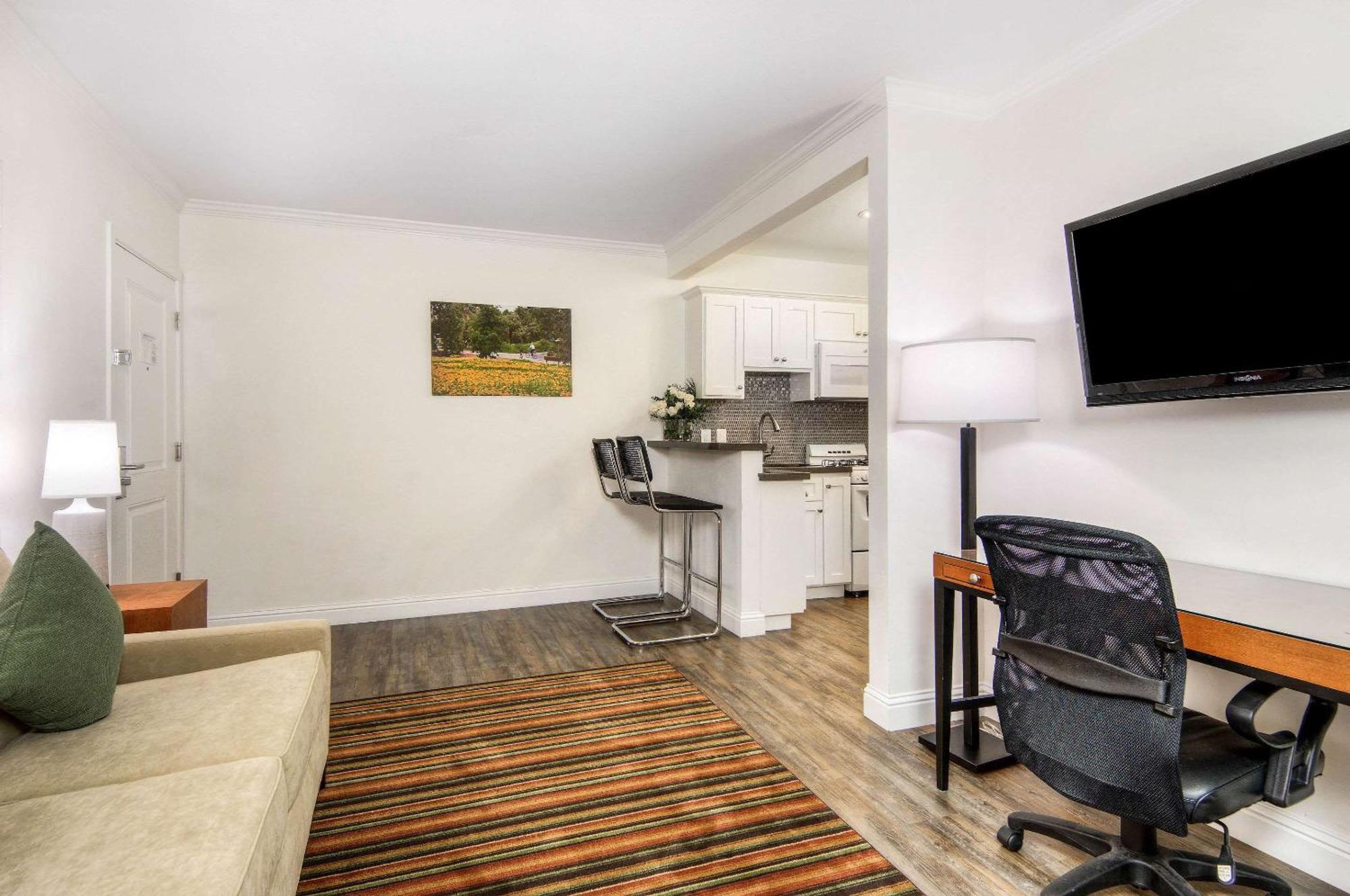 דיוויס Aggie Inn, Ascend Hotel Collection מראה חיצוני תמונה