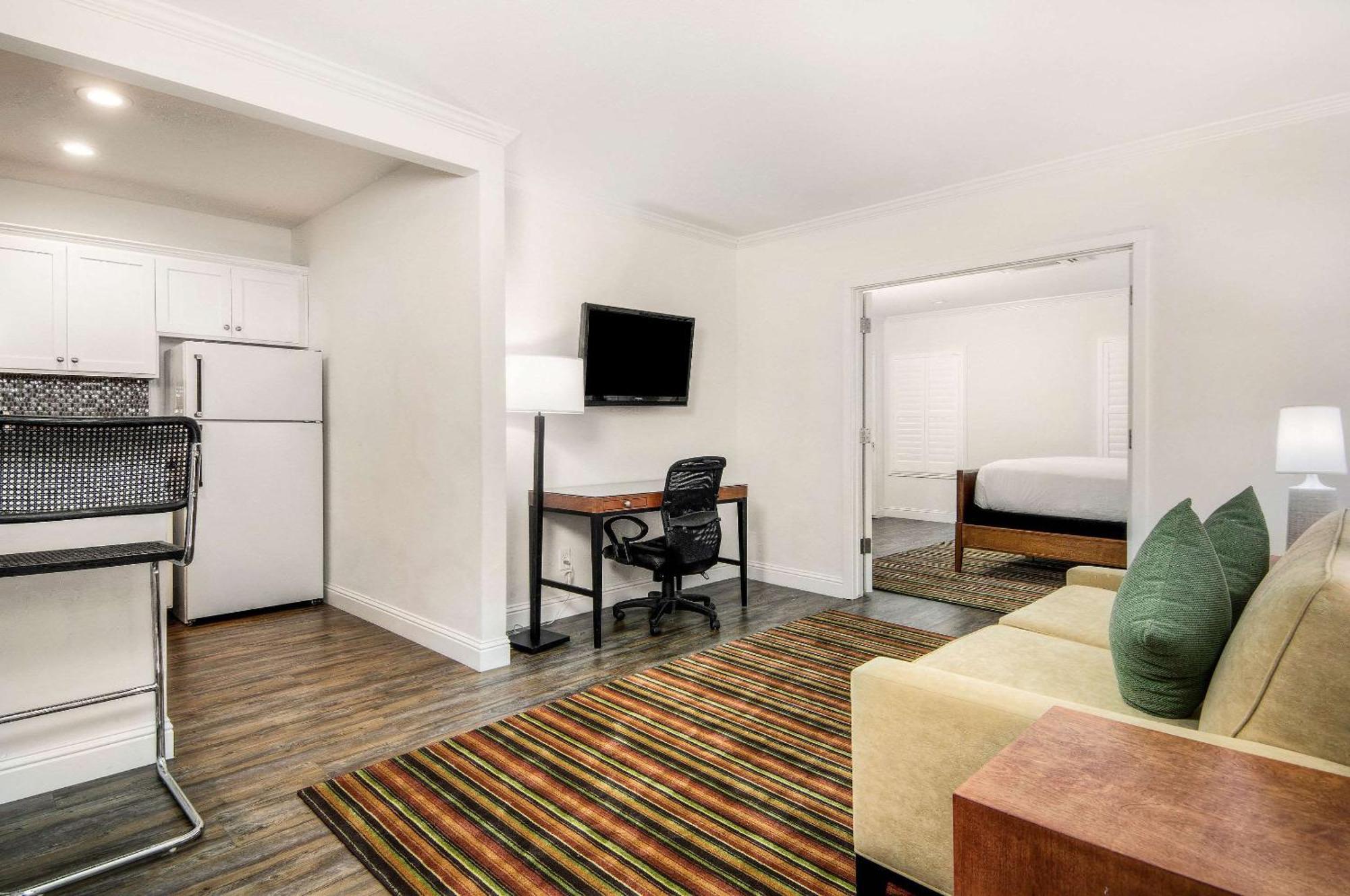 דיוויס Aggie Inn, Ascend Hotel Collection מראה חיצוני תמונה