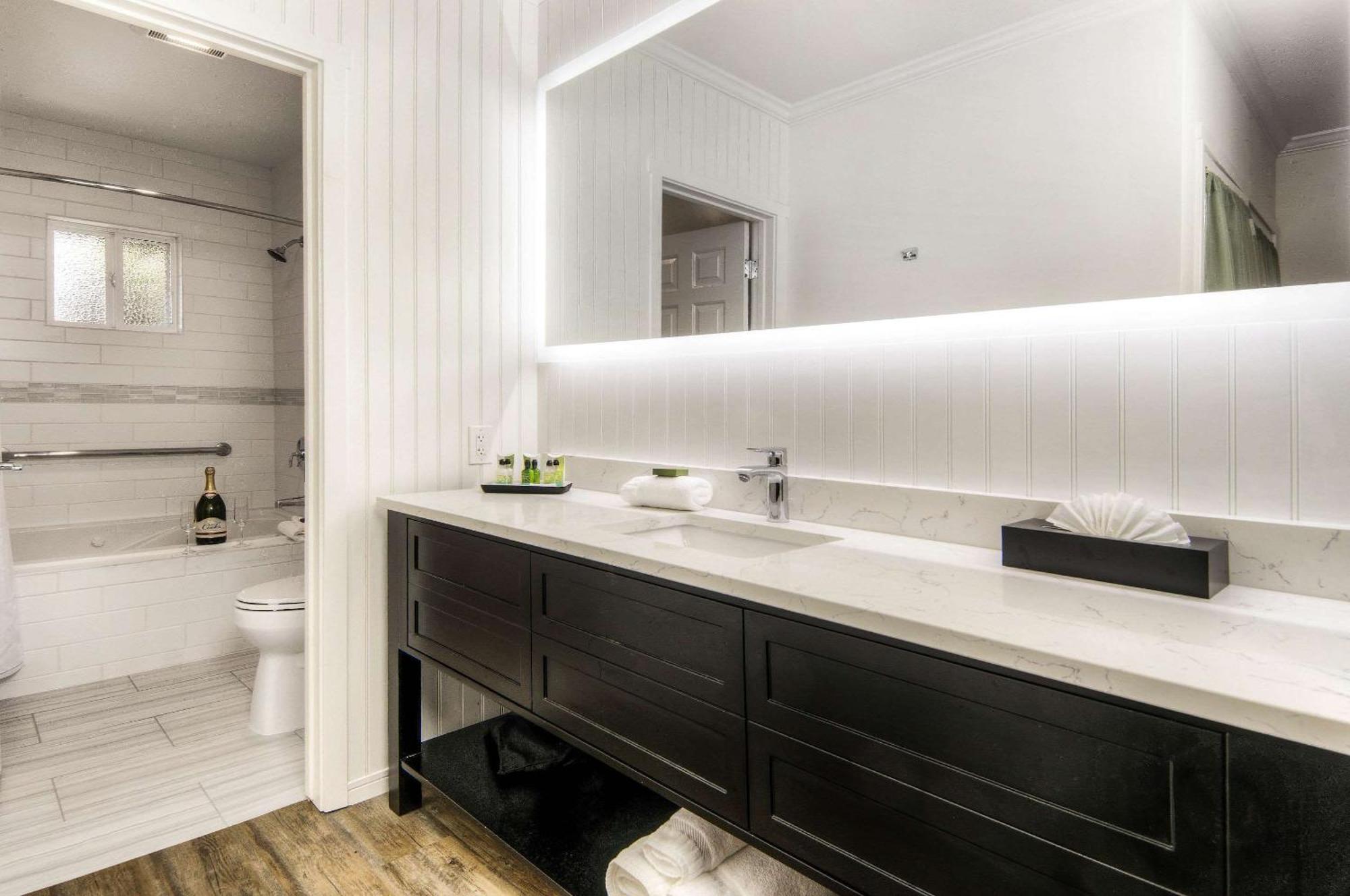 דיוויס Aggie Inn, Ascend Hotel Collection מראה חיצוני תמונה
