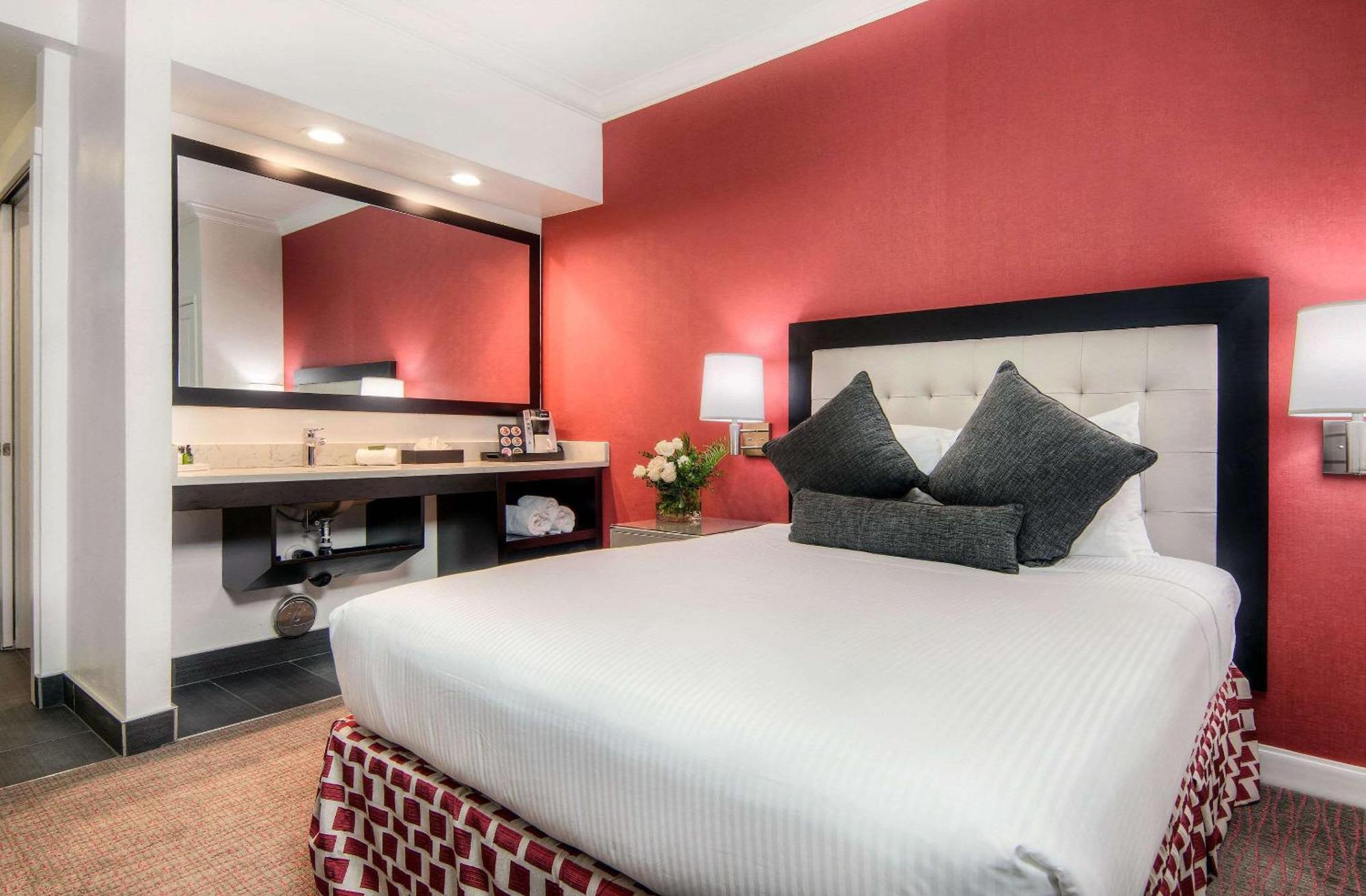 דיוויס Aggie Inn, Ascend Hotel Collection מראה חיצוני תמונה
