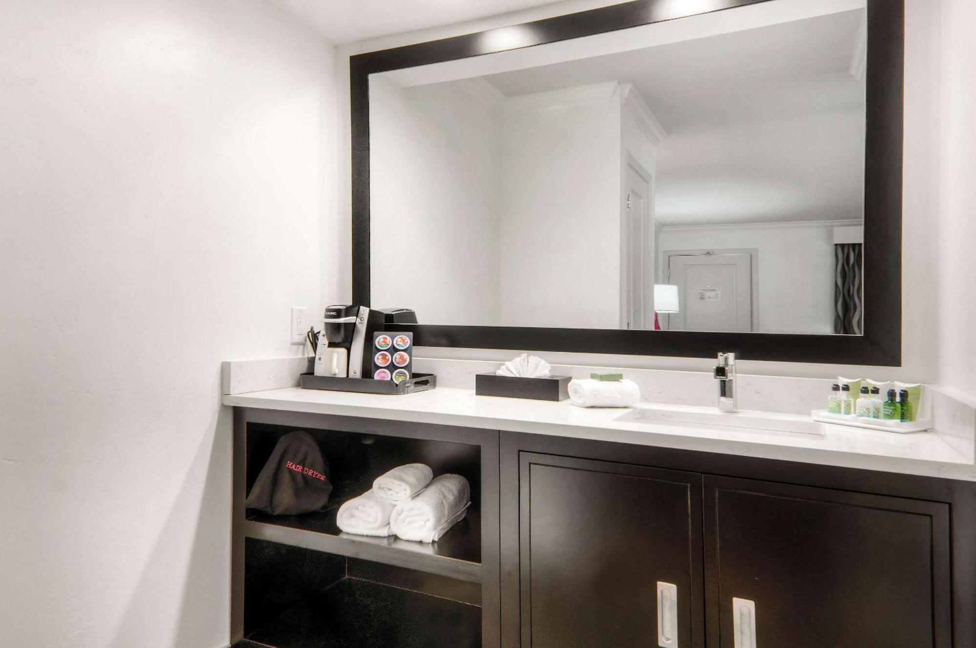 דיוויס Aggie Inn, Ascend Hotel Collection מראה חיצוני תמונה