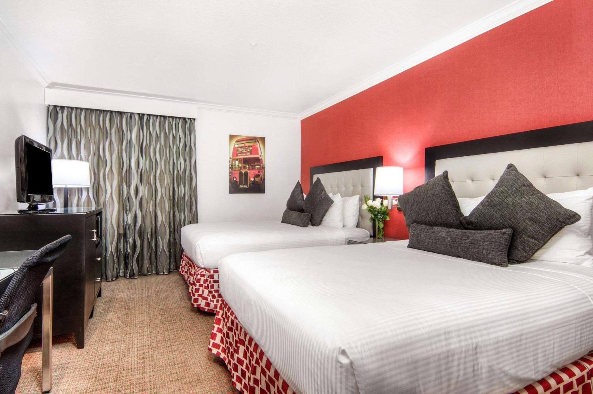 דיוויס Aggie Inn, Ascend Hotel Collection מראה חיצוני תמונה