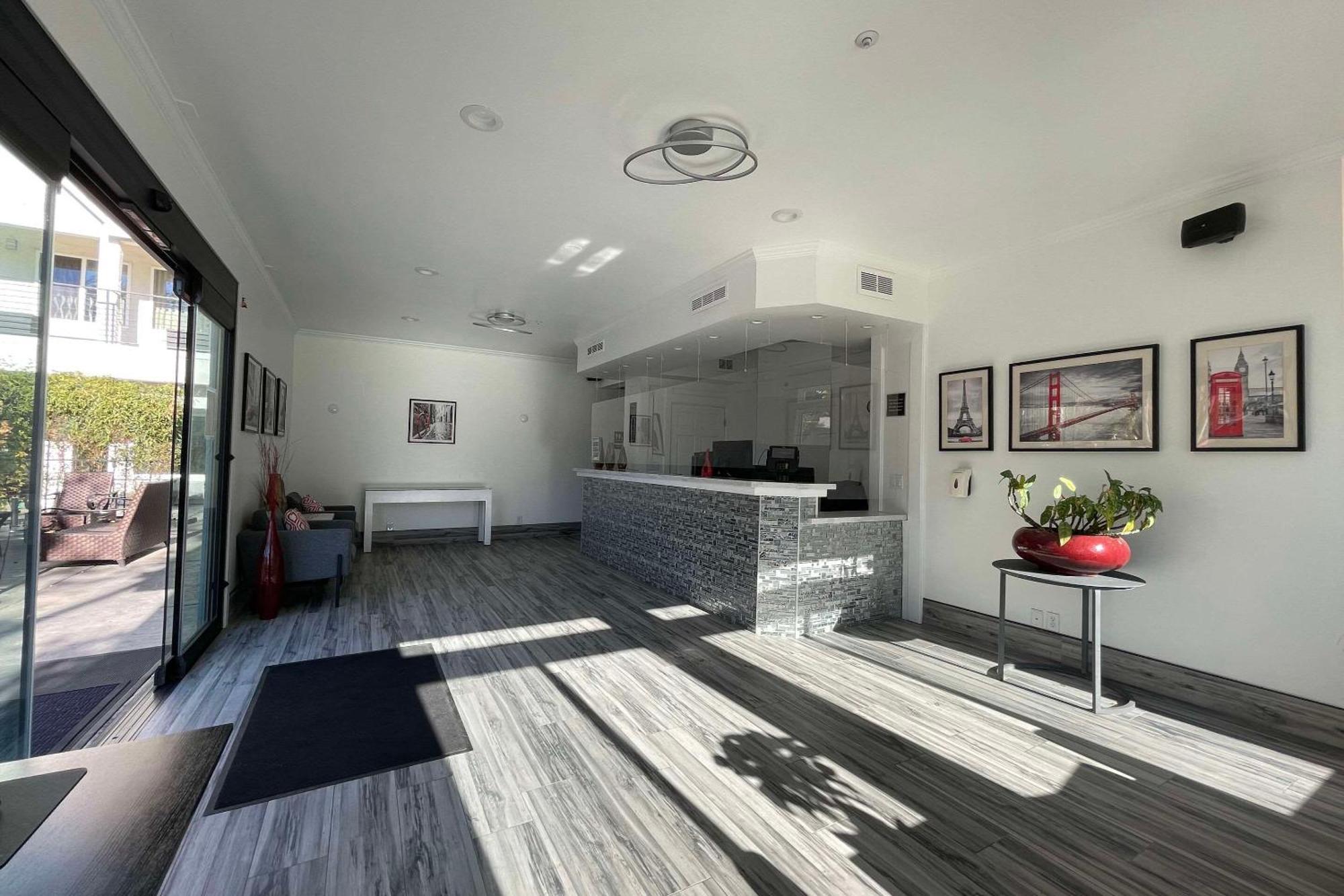 דיוויס Aggie Inn, Ascend Hotel Collection מראה חיצוני תמונה
