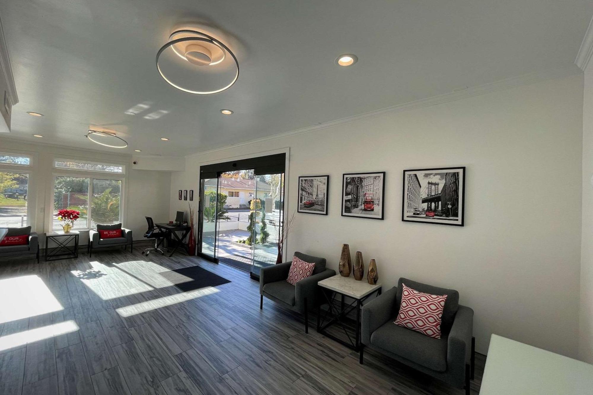 דיוויס Aggie Inn, Ascend Hotel Collection מראה חיצוני תמונה